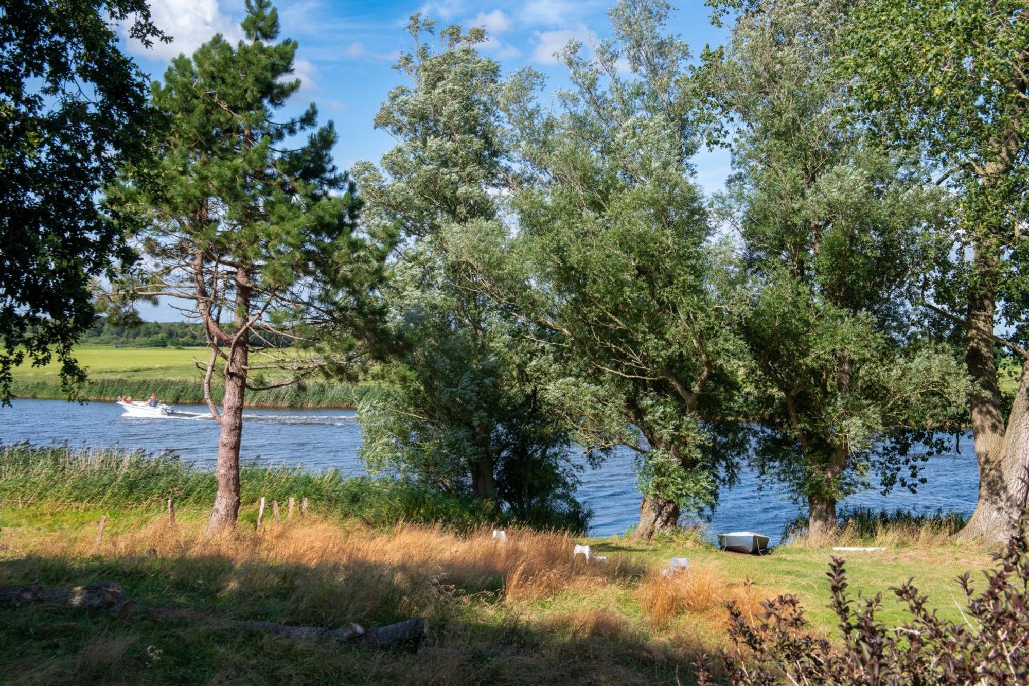 Вилла Reetdachhaus Eiderblick Breiholz Экстерьер фото