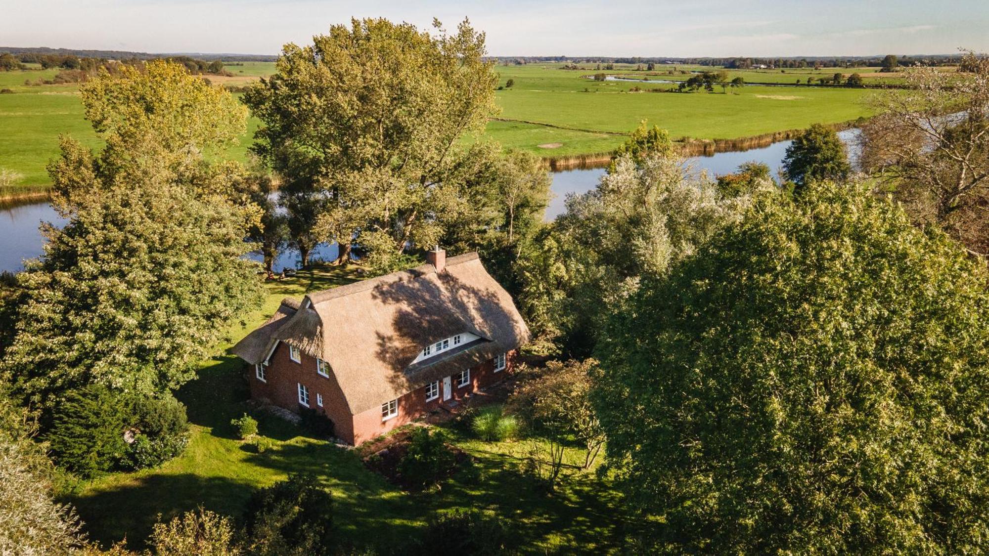 Вилла Reetdachhaus Eiderblick Breiholz Экстерьер фото